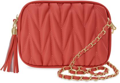 Měkká prošívaná kabelka dámská listonoška s přívěskem na řetízku - červená
