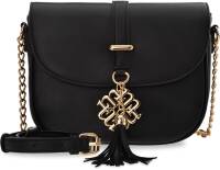 MONNARI ELEGANTNÍ DÁMSKÁ KABELKA KLASICKÝ CROSSBAG KABELKA S BOHO PŘÍVĚSKEM NA KLÍČE A LOGEM - ČERNÁ